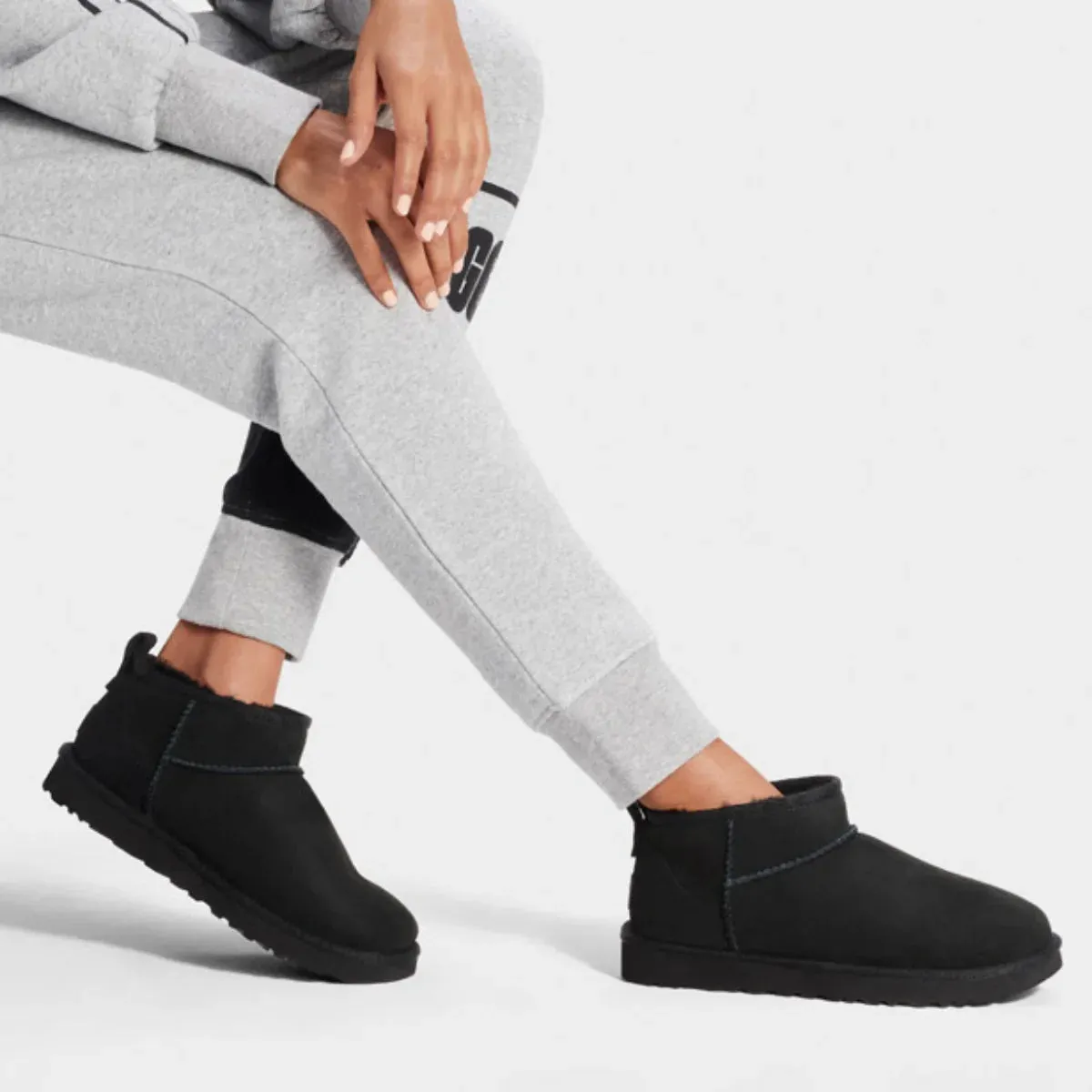 מגפי נשים UGG Classic Ultra Mini Black קלאסיק אולטרה מיני שחור